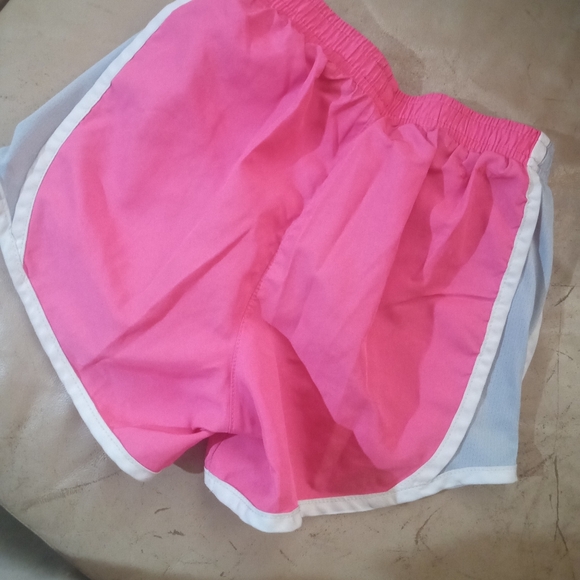 Girls Nike shorts - Picture 3 of 4
